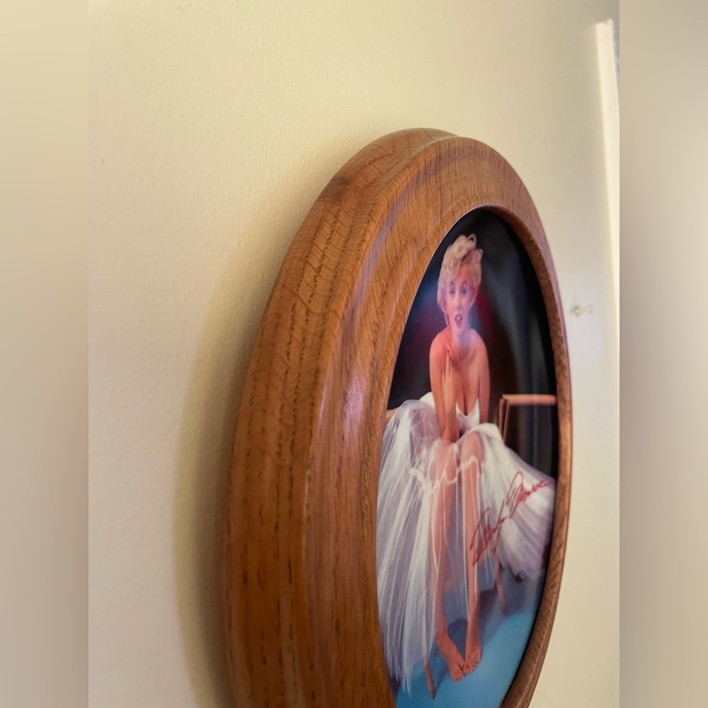 Marilyn Monroe Vintage Decorative Plate with Wooden Frame - Picture 12 of 12